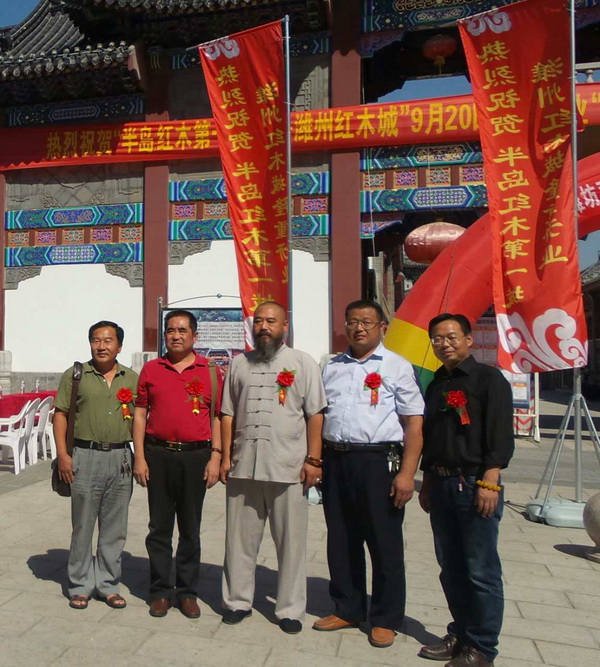 濰坊奇石協(xié)會(huì)會(huì)長與副會(huì)長，秘書長，理事合影留念