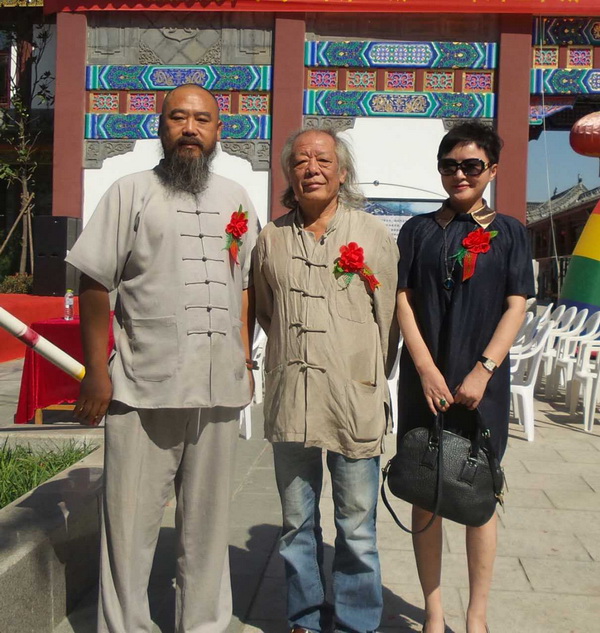 左核雕大師核雕界領(lǐng)軍人物張溫和老師，右指畫大師李冰奇老師111